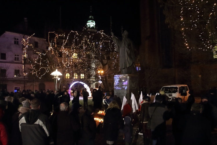 Legniczanie palili znicze za prezydenta Adamowicza