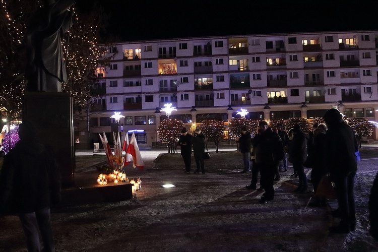 Legniczanie palili znicze za prezydenta Adamowicza