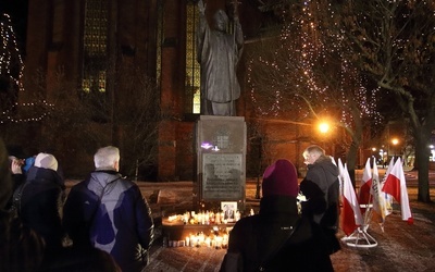 Legniczanie palili znicze za prezydenta Adamowicza