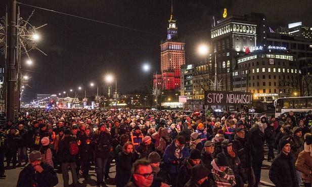 Marsz milczenia na schody "Zachęty". Tam też zamordowano prezydenta 