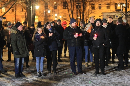 Światło dla zamordowanego prezydenta Gdańska. Milczenie przeciw przemocy