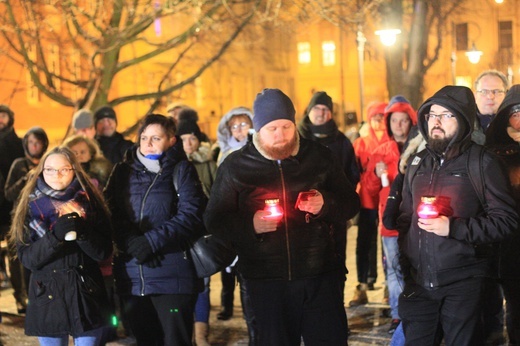 Światło dla zamordowanego prezydenta Gdańska. Milczenie przeciw przemocy