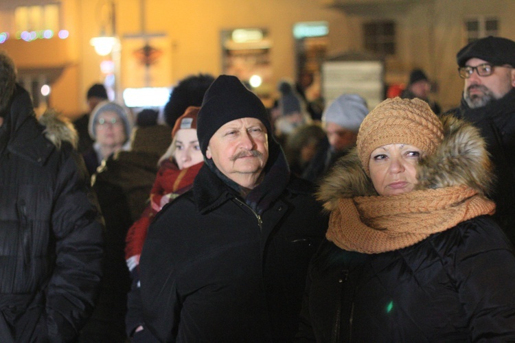 Światło dla zamordowanego prezydenta Gdańska. Milczenie przeciw przemocy