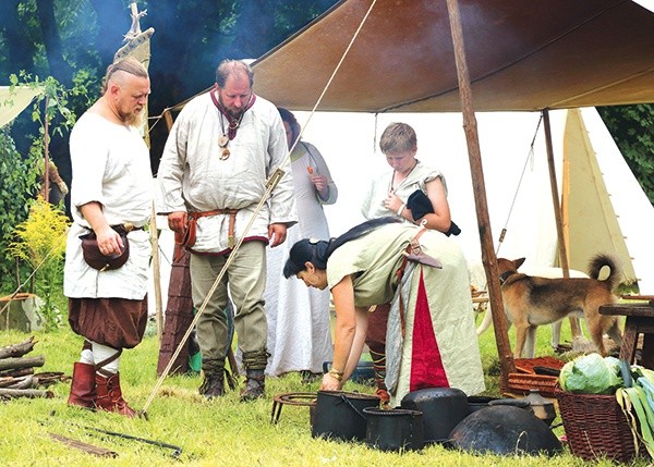 ◄	Dzięki archeologom i historykom, coraz więcej wiemy o codziennym życiu starożytnych przodków. Na zdjęciu: rekonstruktorzy podczas Międzynarodowego Festiwalu Wikingów w Elblągu. 