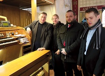 Wykonawcy po występie w kościele w Leśnej.