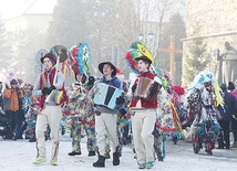 Korowód grup kolędniczych na żywieckim rynku.