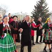 W pierwszych parach szli starosta Marcin Kosiorek (po prawej) i burmistrz Krzysztof Jan Kaliński.