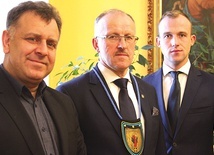 ▲	Artur Wiśniewski, Janusz i Michał Paczkowscy (na zdjęciu od lewej) spotkali się na początku stycznia z bp. Piotrem Liberą.