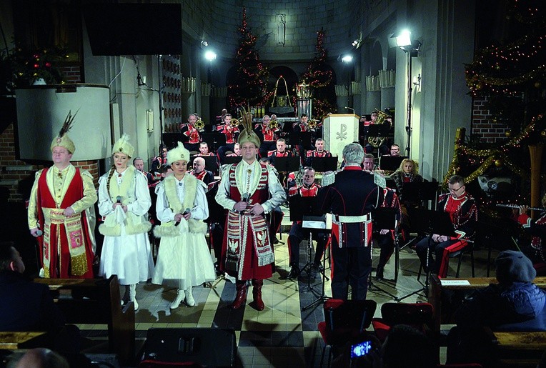 ▲	Bożonarodzeniowe utwory zabrzmiały w klasycznym opracowaniu na sopran, mezzosopran, tenor i bas-baryton oraz orkiestrę.