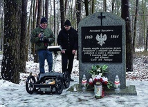 ▲	Filmowcy przywieźli georadar pozwalający na nieinwazyjne badania. Ich wyniki potwierdziły przekonanie o istniejącym w tym miejscu grobie powstańców.