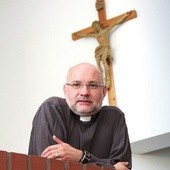 Ks. dr hab. Andrzej Draguła  kieruje Katedrą Teologii Praktycznej na Wydziale Teologicznym Uniwersytetu Szczecińskiego.  W ubiegłym roku otrzymał Nagrodę Dziennikarską „Ślad”  im. Biskupa Jana Chrapka.