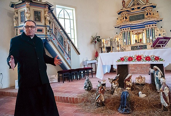 ▼	Ks. Zbigniew Waszkiewicz cieszy się, że dawny blask odzyskały także barokowy ołtarz i ambona.