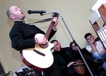 ▲	Ks. Rusłan uczył  KSM-owiczów śpiewanej wersji Modlitwy Jezusowej.