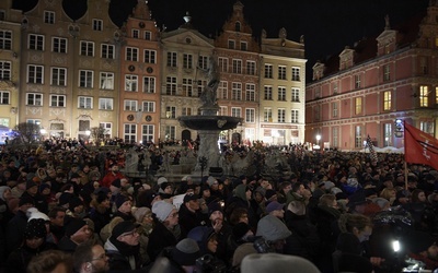 Tłumy gdańszczan zgromadziły się przed Dworem Artusa, by oddać hołd tragicznie zmarłemu prezydentowi Pawłowi Adamowiczowi