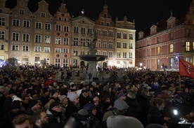 Tłumy gdańszczan zgromadziły się przed Dworem Artusa, by oddać hołd tragicznie zmarłemu prezydentowi Pawłowi Adamowiczowi