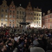 Tłumy gdańszczan zgromadziły się przed Dworem Artusa, by oddać hołd tragicznie zmarłemu prezydentowi Pawłowi Adamowiczowi