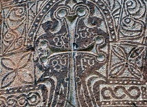 Krzyż ormiański w ścianie klasztoru św. Tomasza nad jeziorem Wan (Turcja).