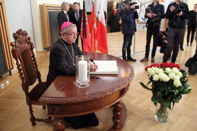 Gdańszczanie wpisują się do księgi kondolencyjnej.