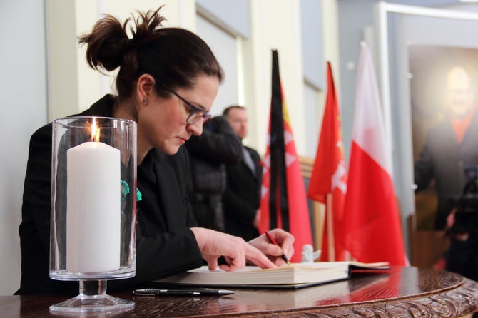 Gdańszczanie wpisują się do księgi kondolencyjnej.