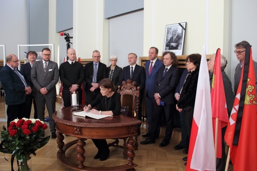 Gdańszczanie wpisują się do księgi kondolencyjnej.