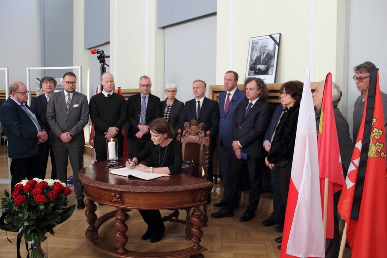 Gdańszczanie wpisują się do księgi kondolencyjnej.
