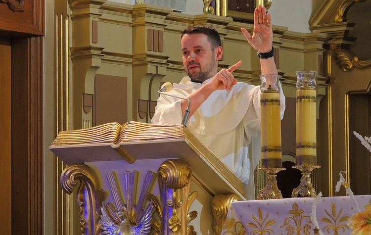 O. Tomasz Gałuszka OP podczas pierwszej katechezy w bazylice hałcnowskiej, poświęconej mocy Ducha Bożego