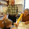 Mały Szymon bardzo lubi bawić się z babcią i dziadkiem