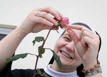 S. Dorota uczy informatyki i jest… ogrodniczką. Zajmuje się pielęgnacją internetowego ogrodu.