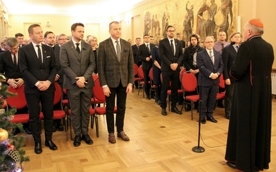 - Chciejmy współpracować, bo wszyscy stoimy przy tym samym człowieku, który dla was jest mieszkańcem miasta, obywatelem, a dla Kościoła jest parafianinem - apelował metropolita warszawski