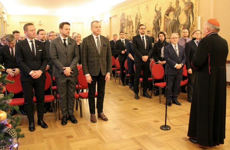 - Chciejmy współpracować, bo wszyscy stoimy przy tym samym człowieku, który dla was jest mieszkańcem miasta, obywatelem, a dla Kościoła jest parafianinem - apelował metropolita warszawski