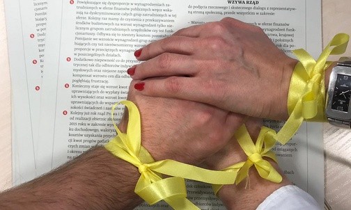 Żółte wstążki znakiem protestu [ZDJĘCIA]