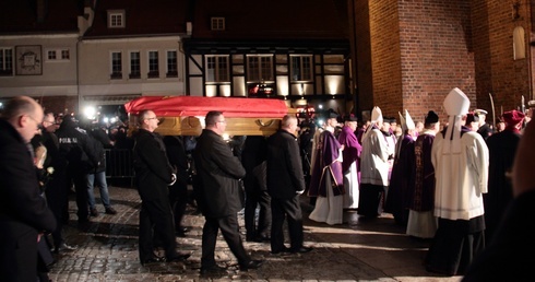 Trumna z ciałem prezydenta Pawła Adamowicza została wprowadzona głównym wejściem do bazyliki Mariackiej