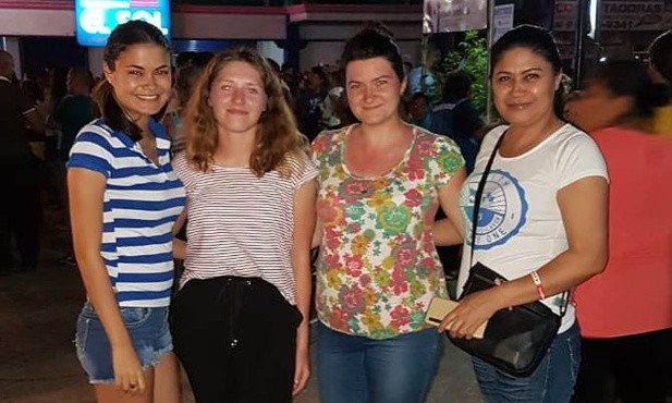 Od lewej: Lili, Ola, Bożena i mama Miriam z parafii Matki Bożej Różańcowej w diecezji Chitré