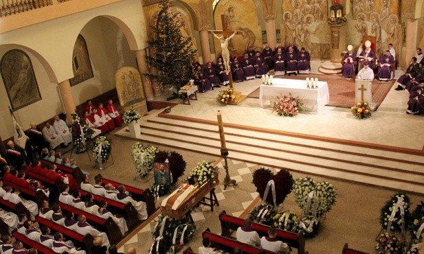 Pogrzeb odbył się w kościele na Natolinie, w parafii ostatniej posługi wikariuszowskiej śp. ks. Patryka