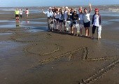 Na posprzątanej plaży nad oceanem napis: "Radom" mówi, skąd zjawili się pielgrzymi na ŚDM w Panamie