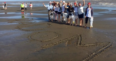 Na posprzątanej plaży nad oceanem napis: "Radom" mówi, skąd zjawili się pielgrzymi na ŚDM w Panamie