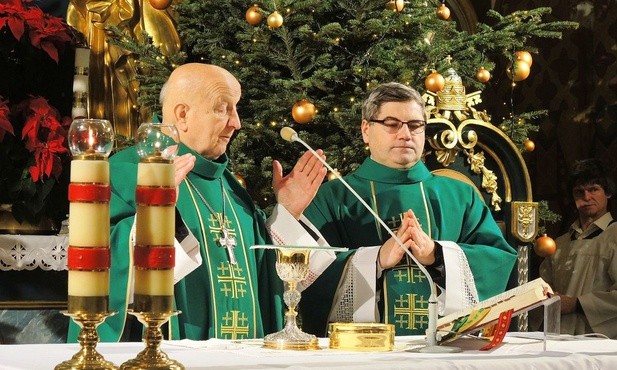 Ks. infułat Władysław Fidelus i ks. Janusz Talik - dyrektor Papieskich Dzieł Misyjnych w diecezji bielsko-żywieckiej sprawowali Mszę św. w w intencji kolędników misyjnych