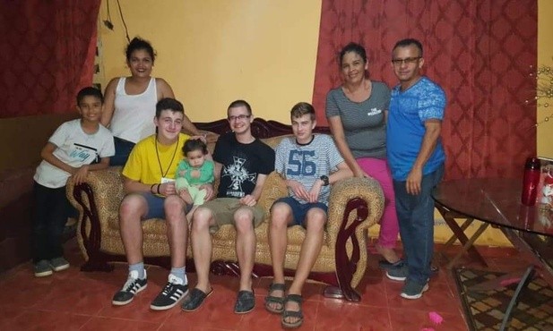 Krzysztof Micor i jego dwaj podopieczni z ich nową panamską rodzinką