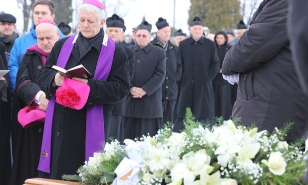 Śp. ks. Zdzisław Zieleźnik spoczął w grobowcu kapłanów na cmentarzu parafii św. Katarzyny