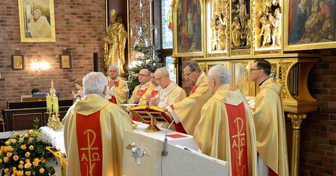 Nowe wnętrze sanatoryjnej kaplicy