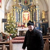 To w kaplicy MB Kębelskiej każdego dnia kapłan modli się nad potrzebującymi duchowej pomocy.