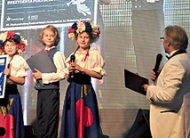 Zespół odbiera nagrodę za pierwsze miejsce  w międzynarodowym festiwalu.