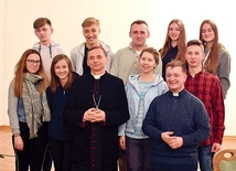 Pamiątkowe zdjęcie pożegnalne z bp. Adamem Bałabuchem.