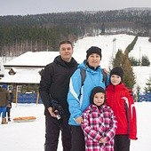 Anna i Piotr z córkami Marysią i Julią z Krotoszyna przyjechali na ferie do Rzeczki w Górach Sowich.  Spędzą je aktywnie,  ale bezpiecznie.