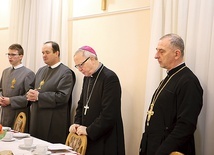 Biskup Piotr Libera wraz z przedstawicielami Kościoła starokatolickiego mariawitów i Kościoła prawosławnego.