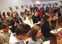 ▲	– Najważniejsza jest osobista więź z Panem Bogiem. Dopiero tak przygotowany animator może mówić innym o Panu Jezusie – zauważa ks. Paweł Grzesiak, moderator diakonii ewangelizacji. Na zdjęciu: Modlitwa uczestników Oazy Rekolekcyjnej Animatorów Ewangelizacji w Rokitnie.