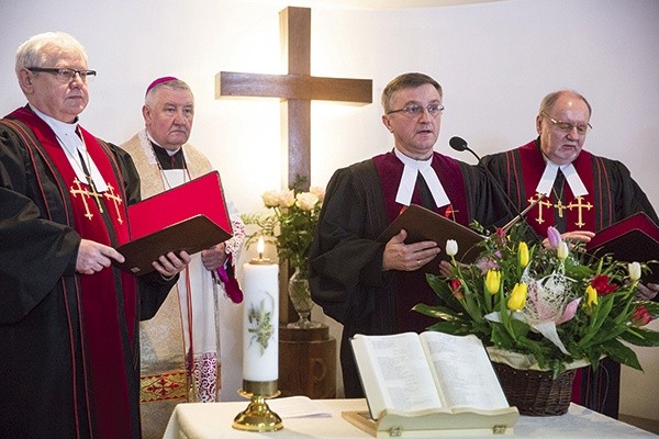▲	Spotkanie zakończyło się odmówieniem „Ojcze nasz” w przekładzie ekumenicznym.
