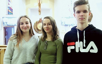 Ola, Natalia i Piotrek ze Słopnic z nadzieją czekają  na kwietniowe bierzmowanie.