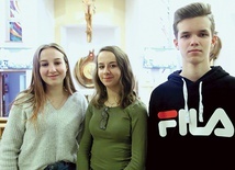 Ola, Natalia i Piotrek ze Słopnic z nadzieją czekają  na kwietniowe bierzmowanie.