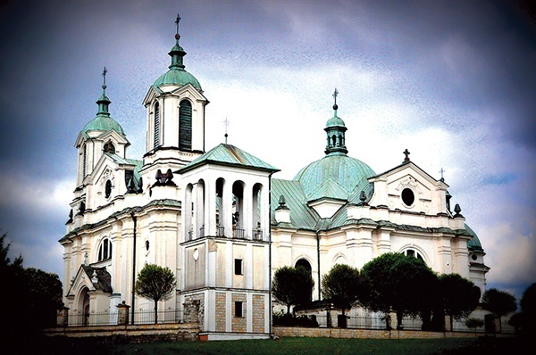 Świątynia w Luszowicach zachwyca wielu ludzi swym neobarokowym wyglądem. 